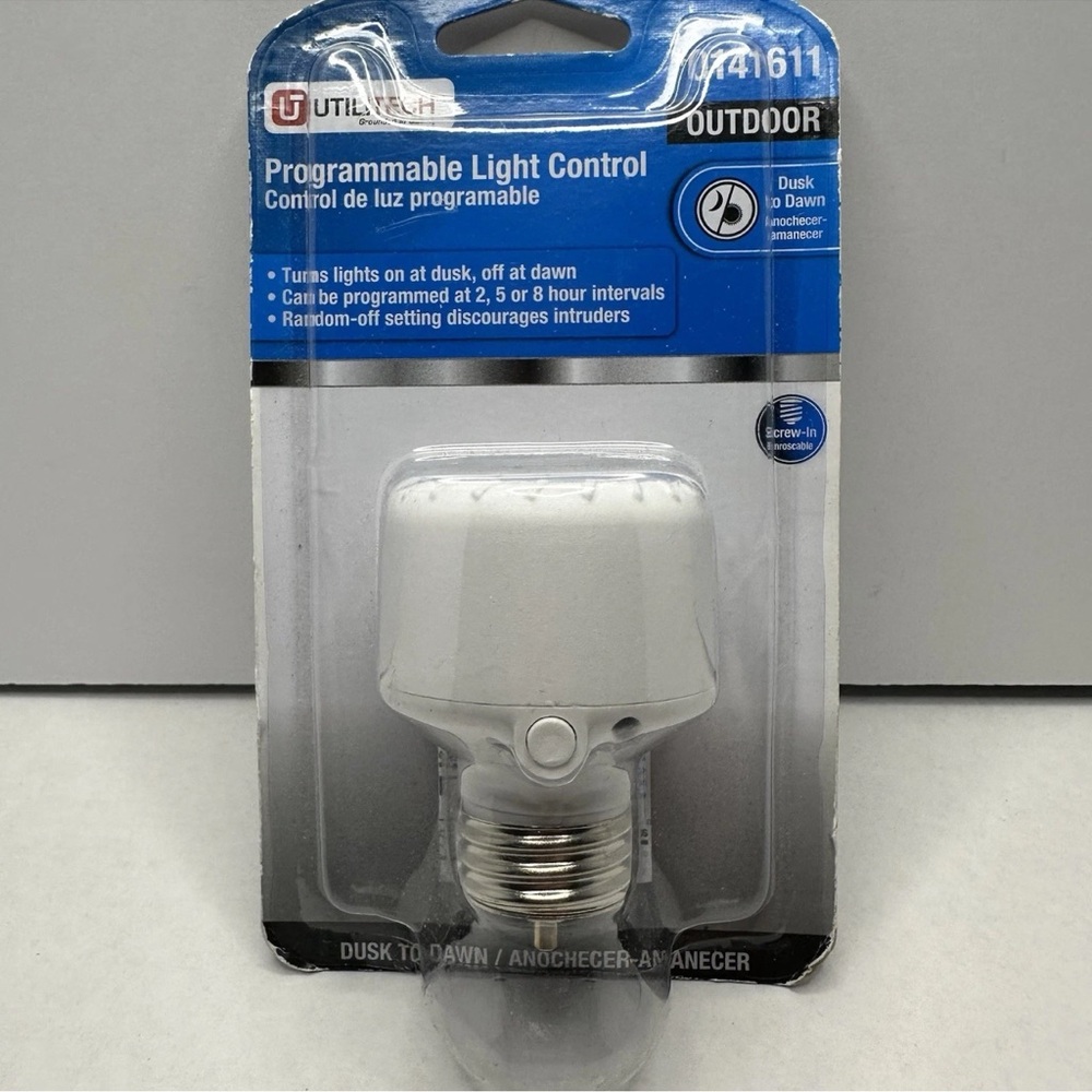 Utilitech Outdoor Dusk to Dawn Programmable Screw In Light Control 0141611-NEW